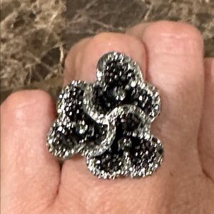 🌸Elegant Black and Silver Floral Ring women’s Sz 7 Used
